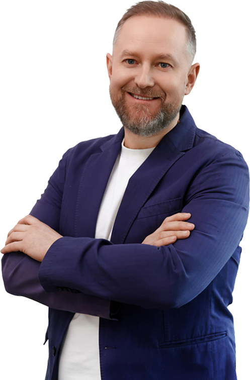 Łukasz Sadłowski – założyciel Sellasist, portret biznesowy z założonymi rękami